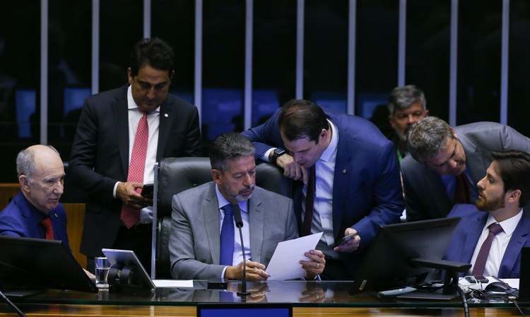 Câmara aprova projeto de lei de taxação para super-ricos.