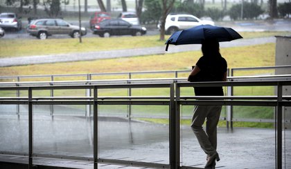 chuva guarda-chuva frio (Foto: Cecilia Bastos/USP Imagens)