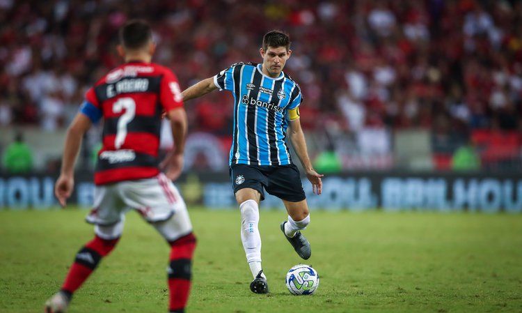 Em momentos opostos, Flamengo e Grêmio jogam em Porto Alegre.