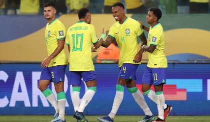 Gabriel (4) é cumprimentado pelos colegas após marcar seu primeiro gol pela Seleção. (Foto: Vitor Silva/CBF)