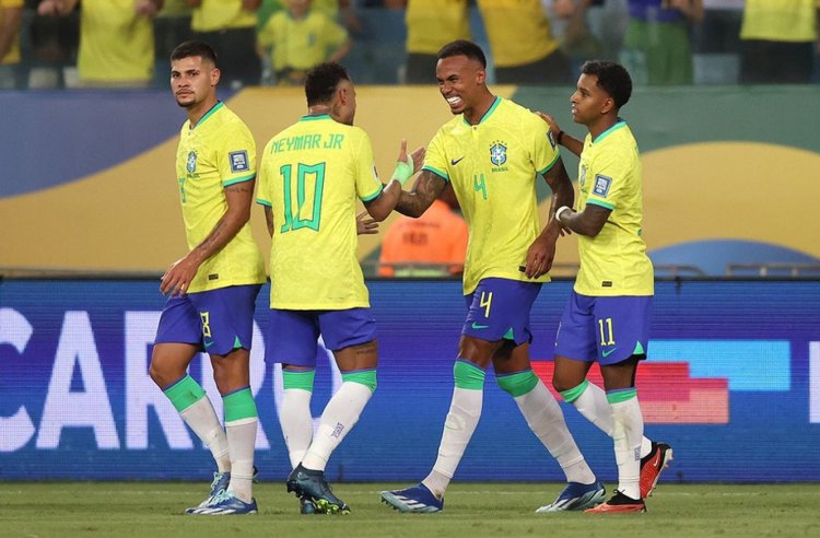 Gabriel (4) é cumprimentado pelos colegas após marcar seu primeiro gol pela Seleção.