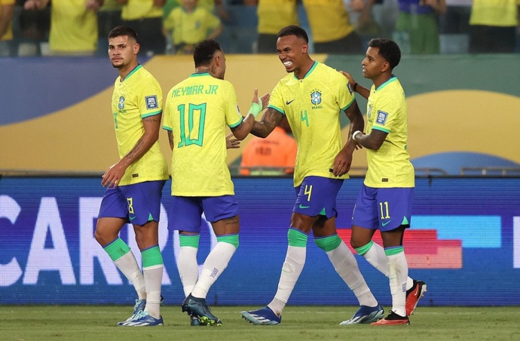 Gabriel (4) é cumprimentado pelos colegas após marcar seu primeiro gol pela Seleção.