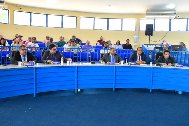 Impasse sobre emenda a projeto de lei tranca a pauta de votações na Câmara de Floriano.