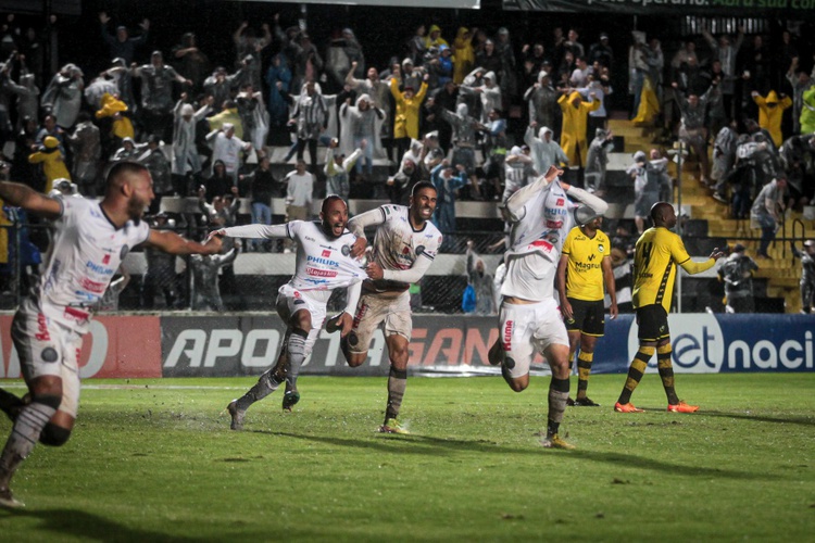 Jogadores comemoram o gol do acesso do Operário-PR.