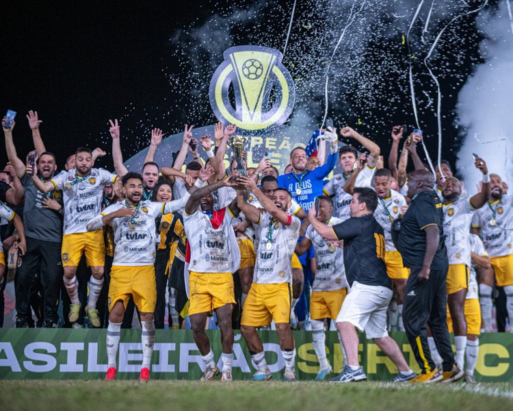 Jogadores do Amazonas comemoram a conquista do título da Série B.