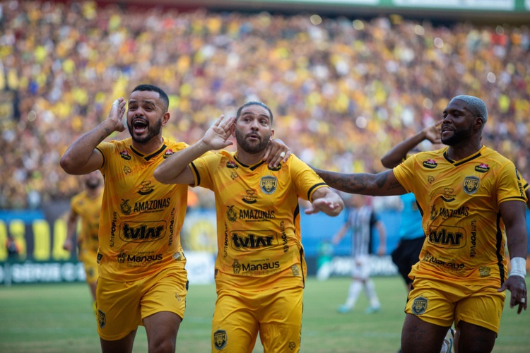 Jogadores do Amazonas comemoram o acesso à Série B.