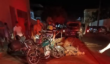 Motociclista morre após colidir contra entulho de obra em Picos, no Piauí. (Foto: Divulgação/PM-PI)