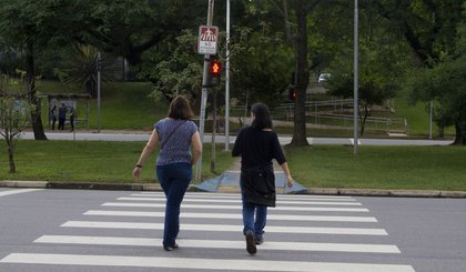 mulheres faixa de pedestre semáforo (Foto: Marcos Santos/USP Imagens)