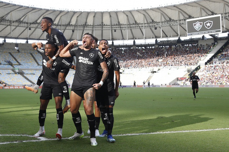 Na liderança do Brasileirão, Botafogo conta com o artilheiro da competição, Tiquinho Soares.