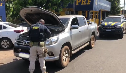 O carro, com registro de roubo em Fortaleza (CE), estava com a placa de identificação clonada. (Foto: Divulgação/PRF)