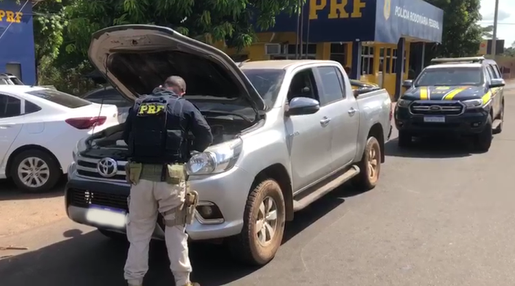 O carro, com registro de roubo em Fortaleza (CE), estava com a placa de identificação clonada.