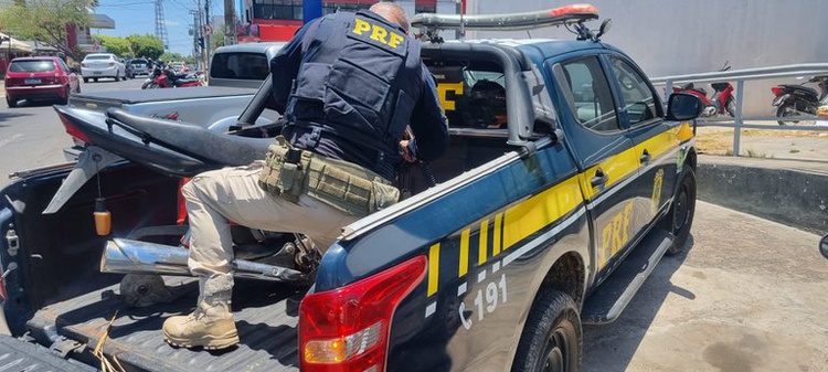 PRF recupera motocicleta com registro de roubo em Floriano (PI).