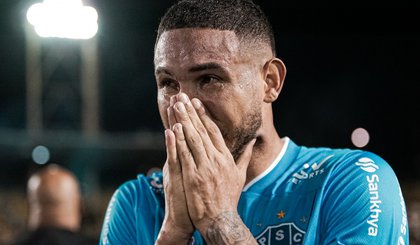 Wanderson, do Paysandu, comemora a classificação à Série B em Volta Redonda. (Foto: Jorge Luís Totti/Paysandu)