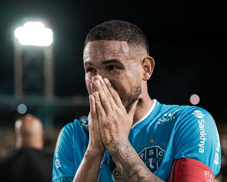Wanderson, do Paysandu, comemora a classificação à Série B em Volta Redonda.