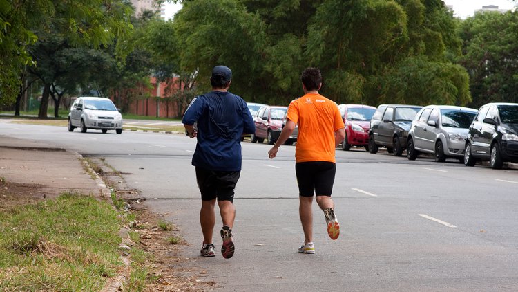 homens exercícios pedestres