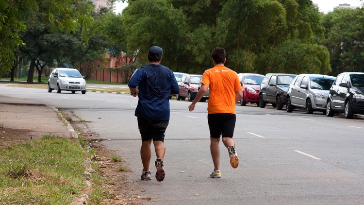homens exercícios pedestres