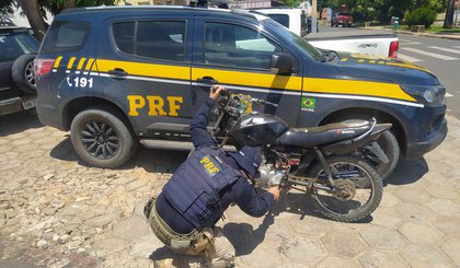 PRF encontra motocicleta adulterada e condutor foge em Santa Luz do Piauí (PI). (Foto: Divulgação/PRF)