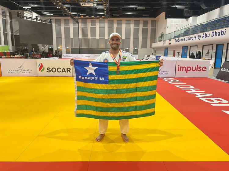 Soldado Stanley Torres conquista medalha de bronze no campeonato mundial de judô veteranos em Abu Dhabi.