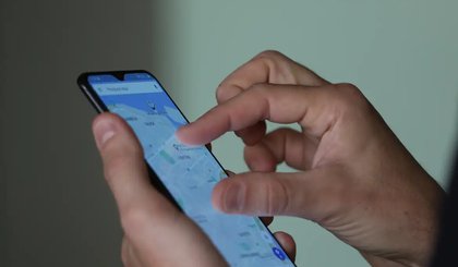 celular mãos tela (Foto: TÂnia Rego/ Agência Brasil)