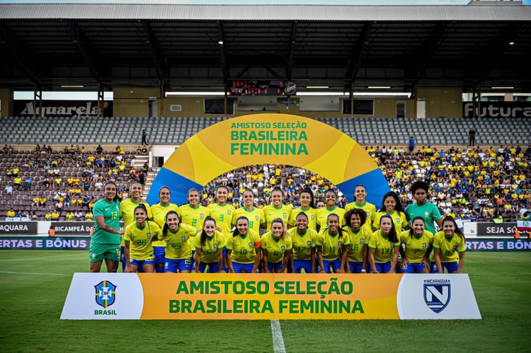 Grupo completo da Seleção Brasileira Feminina antes do amistoso contra a Nicarágua.