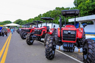 9 cidades do Piauí recebem tratadores e equipamentos agrícolas.