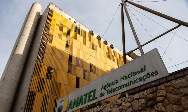 Anatel ordena bloqueio de 5 milhões de aparelhos piratas de TV a cabo.