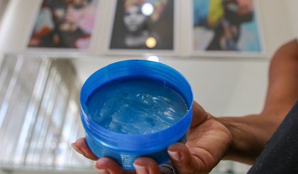 Anvisa proíbe venda de todas as pomadas para modelar e trançar cabelos. (Foto: Fabio Rodrigues-Pazzebom/Agência Brasil)