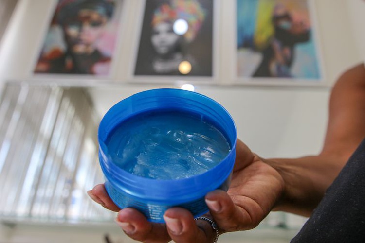 Anvisa proíbe venda de todas as pomadas para modelar e trançar cabelos.