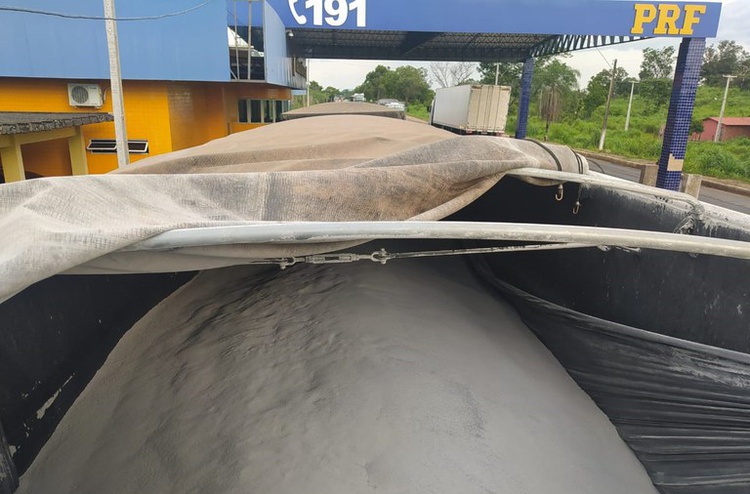 Carreta carregada com calcário agrícola.