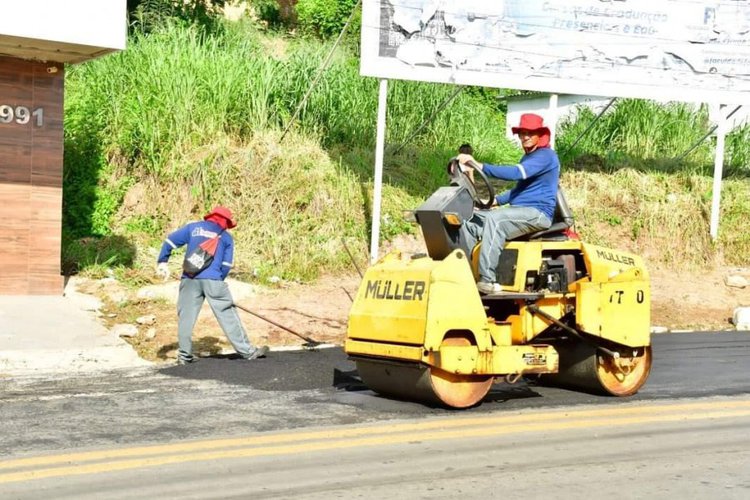 Infraestrutura retoma operação tapa-buracos em ruas e avenidas do Centro de Floriano.