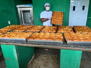 Internos de Floriano produzem pães na unidade penal.
