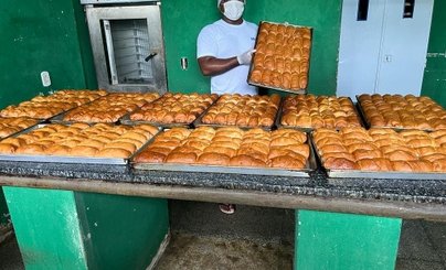 Internos de Floriano produzem pães na unidade penal. (Foto: Sejus)