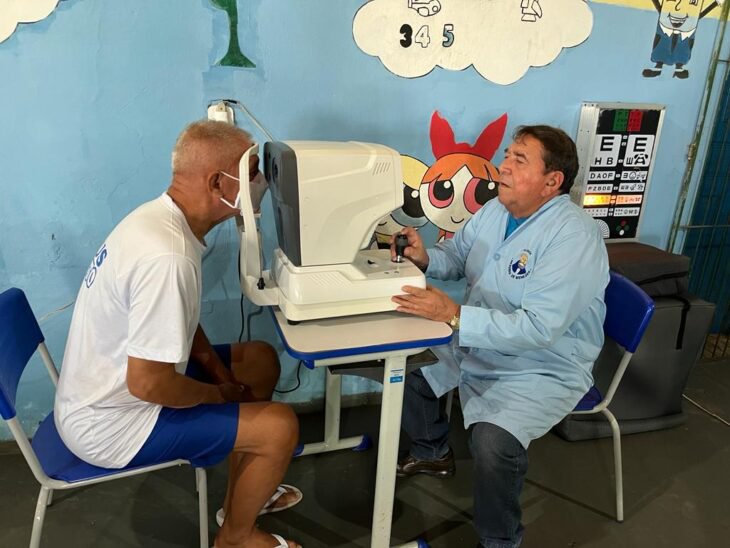 Internos e policiais penais de Floriano recebem óculos de grau.