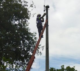 Mais quatro localidades rurais de Floriano recebem manutenção na iluminação pública. (Foto: Secom)