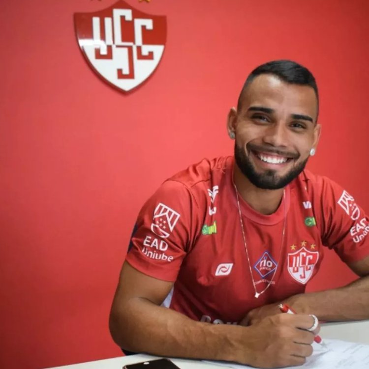 Márcio Adriano com a camisa do Uberaba, em 2022.