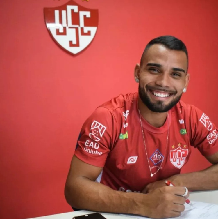 Márcio Adriano com a camisa do Uberaba, em 2022.