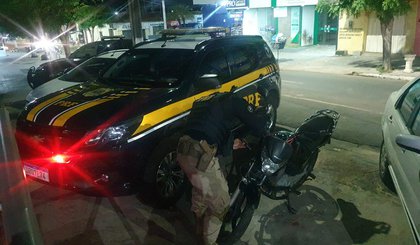 Motocicleta clonada é apreendida pela PRF em Floriano-PI. (Foto: PRF)