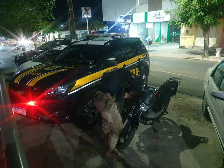 Motocicleta clonada é apreendida pela PRF em Floriano-PI.