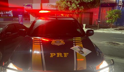Motociclista embriagado e inabilitado é preso pela PRF na BR 135 após ser flagrado conduzindo motocicleta pelo canteiro central. (Foto: Reprodução)