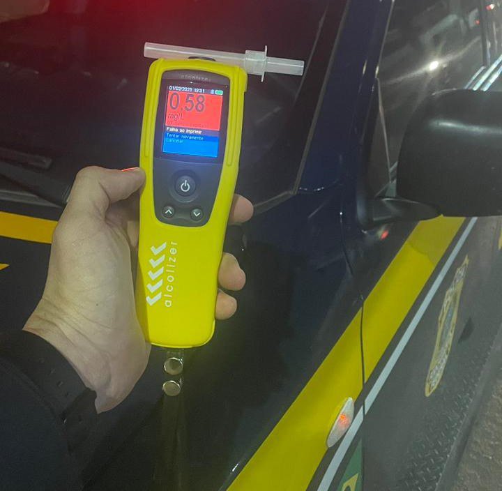 Motorista embriagado é preso pela PRF após provocar acidente na BR 343.