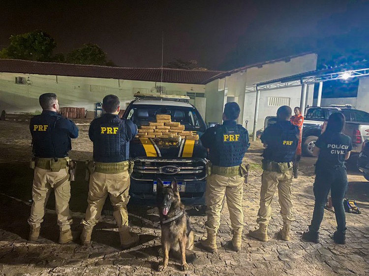 PRF apreende 20 kg de pasta base de cocaína em Picos/PI.