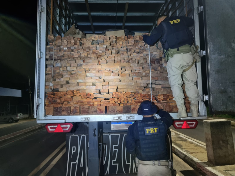 PRF apreende carga de madeira ilegal na cidade de Floriano.