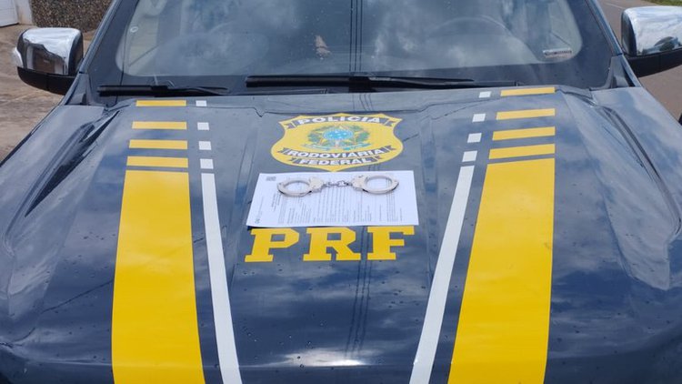 PRF cumpre mandado de prisão e prende passageiro de ônibus em Picos (PI).