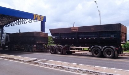 PRF em Floriano apreende 62 toneladas de calcário extraídos ilegalmente. (Foto: PRF)