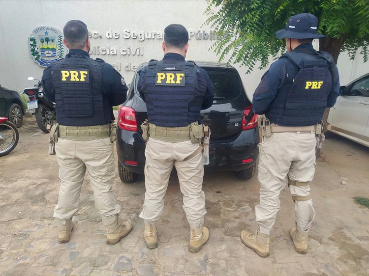 PRF em Picos (PI) recupera veículo de locadora de São Paulo.