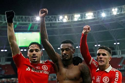 Racismo será punido com pena esportiva no futebol brasileiro.