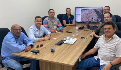 Reunião discute a elevação dos fios e ligações de energia elétrica durante o carnaval. (Foto: Secom)