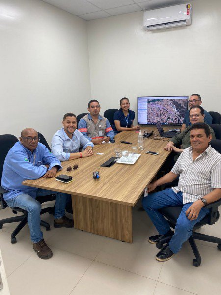 Reunião discute a elevação dos fios e ligações de energia elétrica durante o carnaval.