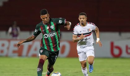 Santa Cruz vira, mas desperdiça chances e sofre empate do Fluminense-PI. (Foto: Marlon Costa/Pernambuco Press)