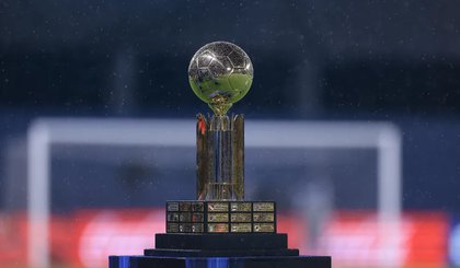 Taça da Recopa Sul-Americana 2023 (Foto: Franklin Jacome/Getty Images)